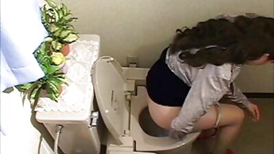 O blondă cu curbe uimitoare este filmată goală pe pat, făcând sex