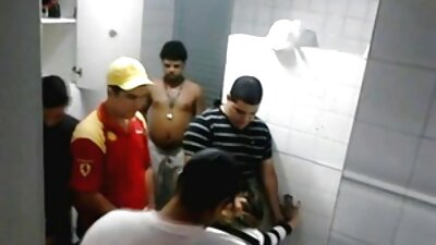 Două cățele cu sânii naturali fac un pic de ședere la față astăzi